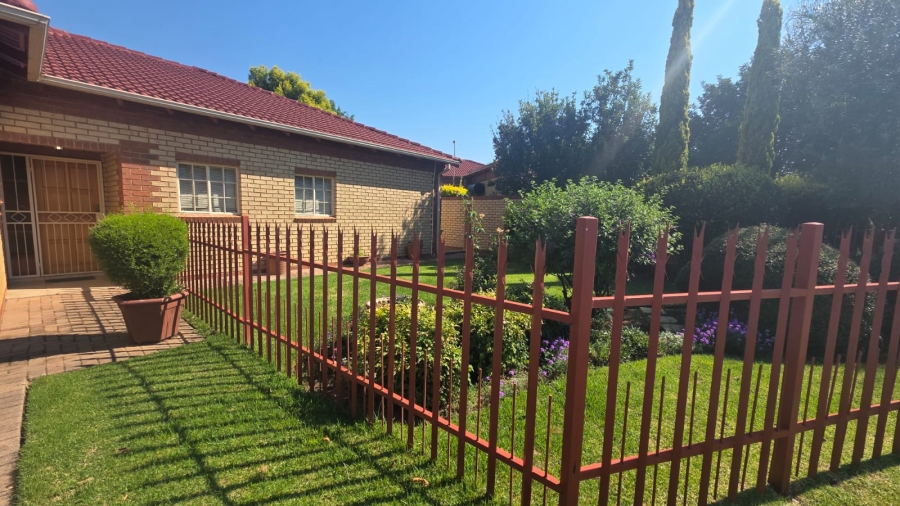 To Let 2 Bedroom Property for Rent in Flamwood North West